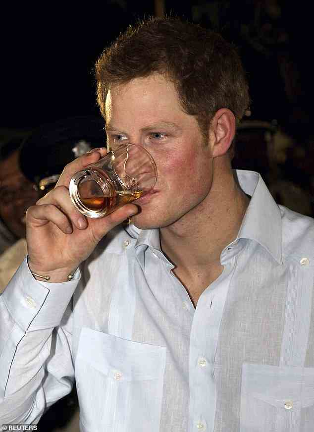 Harry, der 2012 bei einem Drink in Belize abgebildet war, genoss Berichten zufolge in seiner Jugend alkoholische Reisen ins Ausland