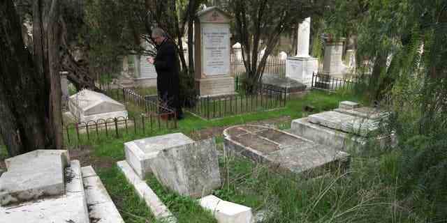 Ein Grabstein wird gestürzt, wo Vandalen mehr als 30 Gräber auf einem historischen protestantischen Friedhof auf dem Jerusalemer Berg Zion in der Altstadt von Jerusalem am Mittwoch, den 4. Januar 2023, entweiht haben.