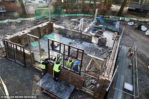 Bauarbeiter bauen den Pub Stein für Stein im St Fagans National Museum of History wieder auf