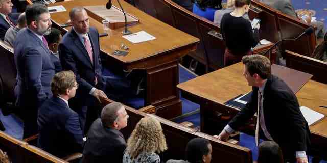 Der gewählte Kongressabgeordnete Matt Gaetz, R-Fla., spricht am Donnerstag mit dem demokratischen Führer des Repräsentantenhauses, Hakeem Jeffries aus New York, und anderen Demokraten in der Kammer des Repräsentantenhauses.