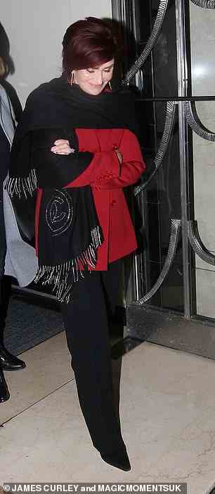 Designer-Garderobe: Sharon sah in einem Chanel-Schal, einem roten Mantel und einer schwarzen Hose wie immer stylisch aus