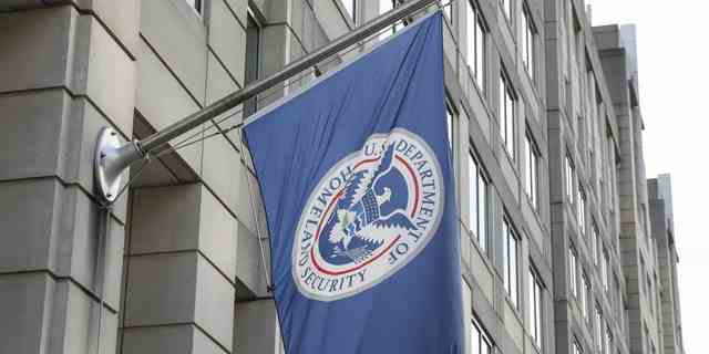 Die Flagge des US-Heimatschutzministeriums ist am 5. Januar 2023 auf dem US Immigration and Customs Enforcement (ICE) Building in Washington DC zu sehen. 