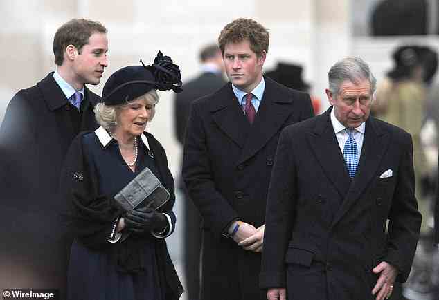 (LR) Prinz William, Camilla, Herzogin von Cornwall, Prinz Harry und Prinz Charles, Prinz von Wales, nehmen am 24. Februar 2009 in London, England, an der Enthüllung eines Denkmals für Königin Elizabeth, die Königinmutter, in der Mall teil