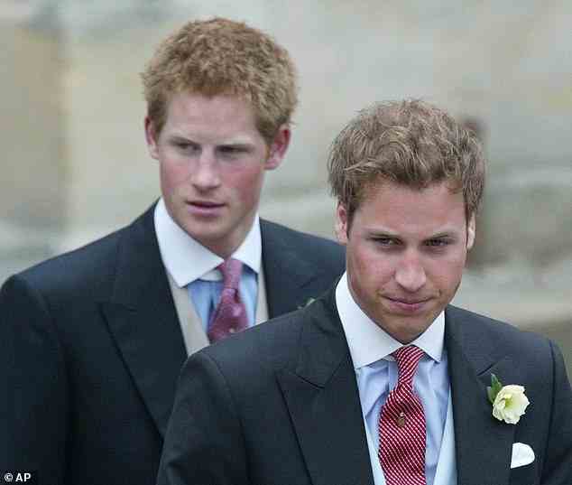 Der britische Prinz William, rechts, und Prinz Harry, links, nach der Hochzeit ihres Vaters, des britischen Prinzen Charles, des Prinzen von Wales, und seiner Frau Camilla, der Herzogin von Cornwall, in der Guildhall in Windsor, England, nach ihrer standesamtlichen Trauung , am 9. April 2005
