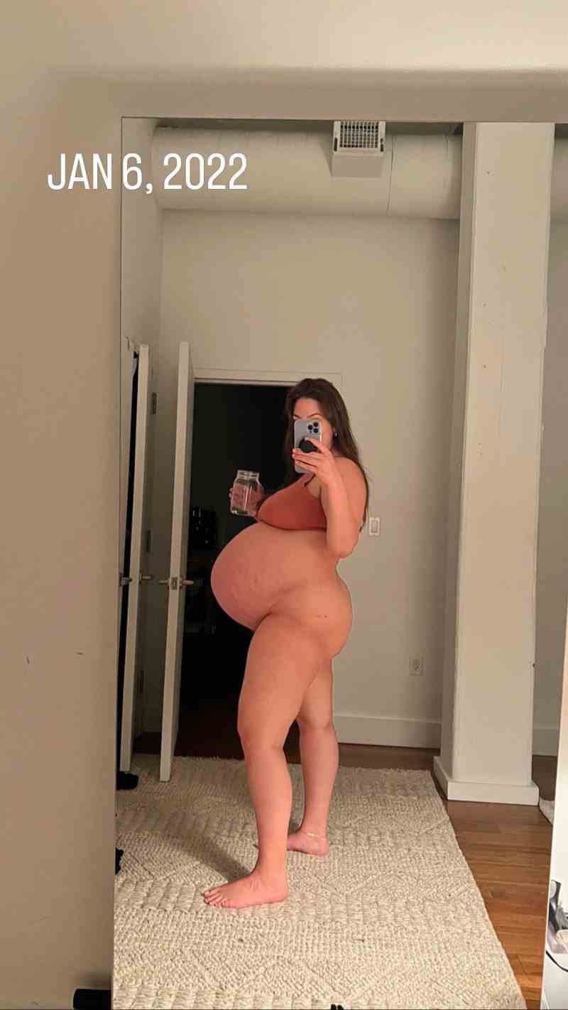 Ashley Graham teilt nackte Schwangerschaftsbilder, als sie Zwillinge erwartete - 835