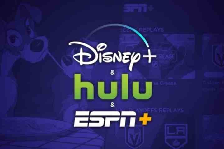 Die Logos von Disney Plus, Hulu und ESPN Plus auf violettem Hintergrund.