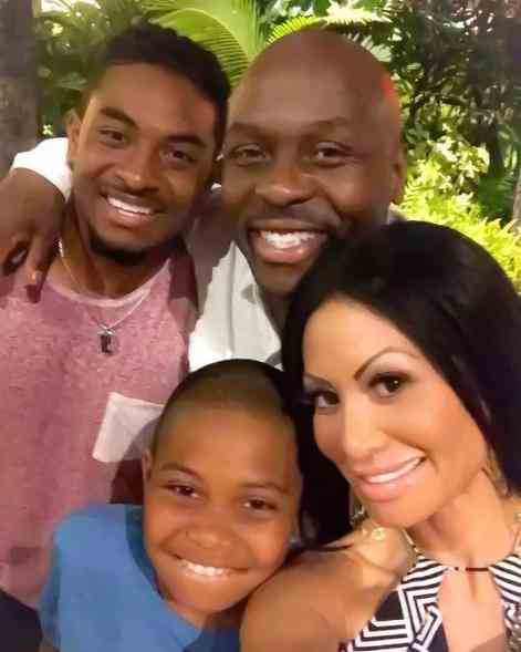 Jen Shah posiert mit ihrem Mann und ihren Söhnen für ein Selfie