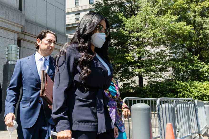 Jen Shah geht mit Maske vor ein Gerichtsgebäude.