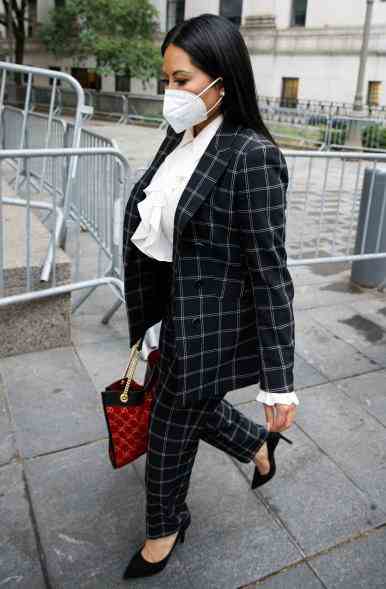 Jen Shah geht mit Maske vor ein Gerichtsgebäude.