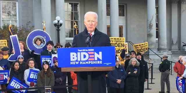 Der damalige ehemalige Vizepräsident Joe Biden bei seinem Wahlkampf vor dem New Hampshire State House am 8. November 2019 in Concord, NH