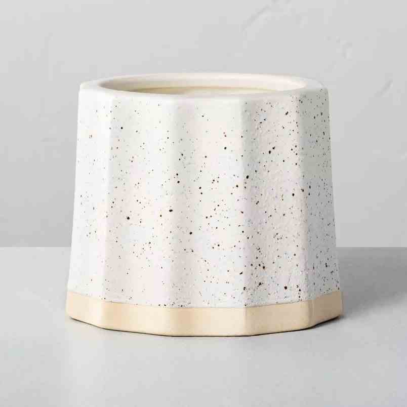 Hearth & Hand Wide Fluted Speckled Ceramic Willow Jar Candle weiß gesprenkeltes Kerzenglas mit Rillen auf grauem Hintergrund