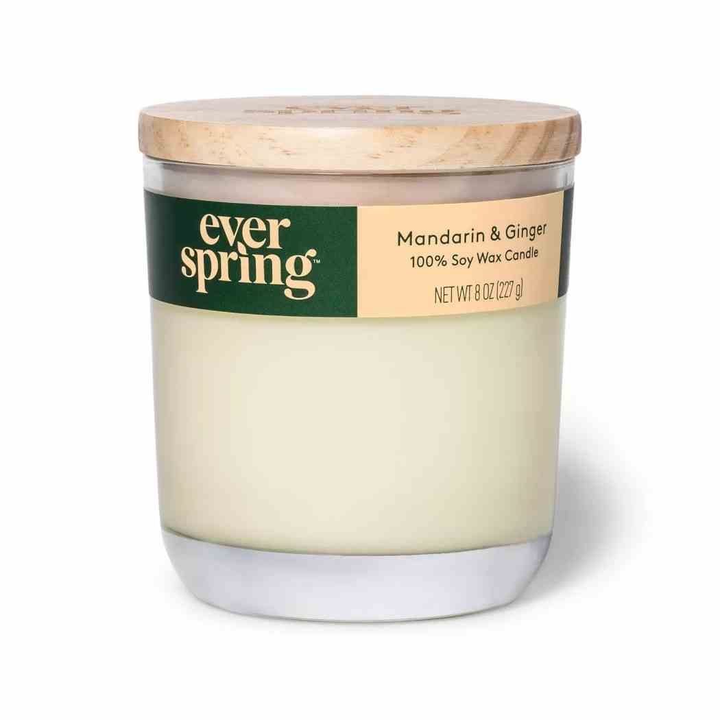 Everspring Mandarin & Ginger 100 % Sojawachskerze Klares Kerzenglas mit hellem Holzdeckel auf weißem Hintergrund