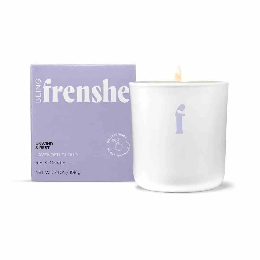 Being Frenshe Unwind & Rest Candle Lavendelfeld und weiße Kerze auf weißem Hintergrund
