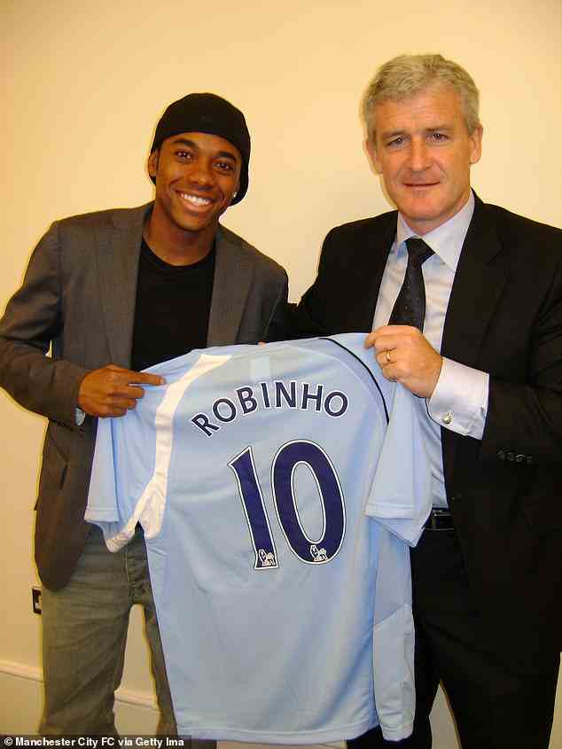 Robinho hält sein Trikot mit der Nummer 10 neben dem damaligen Man City-Chef Mark Hughes