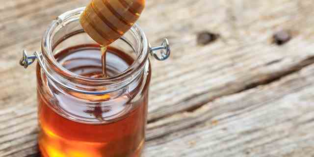 Laut einer neuen Studie war der Verzehr von Honig mit einem niedrigeren Nüchternblutzuckerspiegel, Gesamtcholesterin und Triglyceriden verbunden.