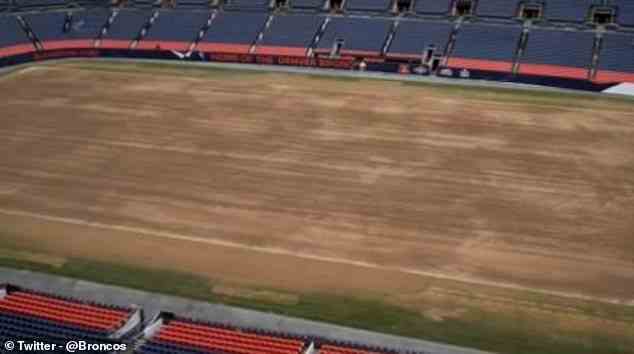 Die Broncos teilten ein Video, in dem das Gras des Feldes am Samstag zerrissen und ersetzt wurde