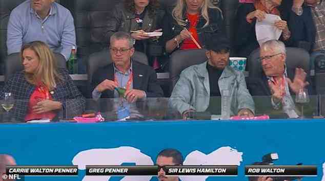F1-Star Lewis Hamilton ist neben Rob Walton (rechts), Penner und Carrie Walton Penner (links) Teil der Eigentümergruppe der Broncos.
