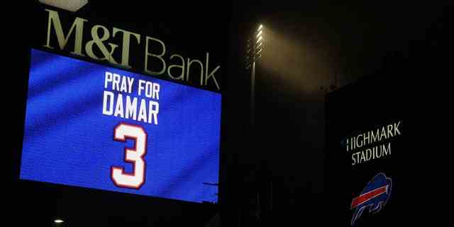 Buffalo Bills-Fans nehmen am 3. Januar 2023 im Highmark Stadium im Orchard Park, New York, an einer Gebetswache bei Kerzenlicht für die Spielerin Damar Hamlin teil. 