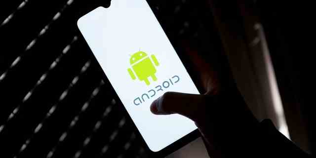 In dieser Abbildung wird ein Android-Logo auf einem Smartphone-Bildschirm in Athen, Griechenland, am 16. April 2022 angezeigt. 