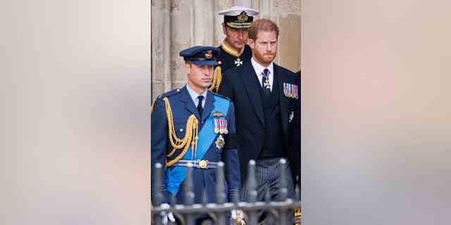Prinz William, Prinz von Wales und Prinz Harry, Herzog von Sussex während der staatlichen Beerdigung von Königin Elizabeth II. in der Westminster Abbey. 