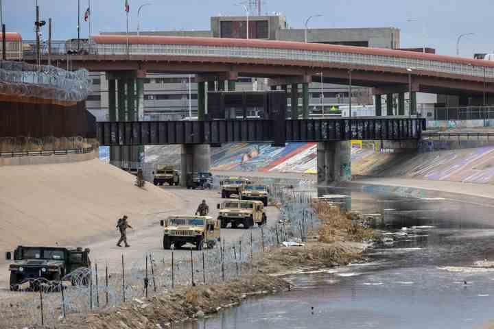 Soldaten der texanischen Nationalgarde stehen am Samstag an der Grenze zwischen den USA und Mexiko, von Ciudad Juarez, Mexiko, aus gesehen.
