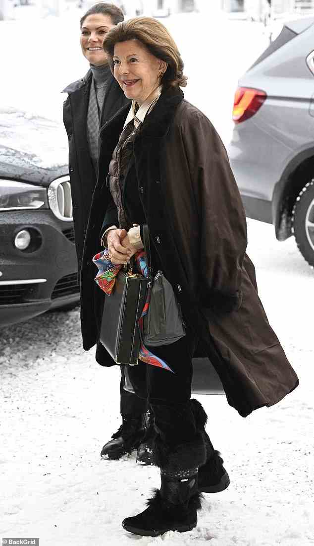 Königin Silvia, 78, (im Bild) machte wie ihre Tochter elegante Winterkleidung in einem übergroßen dunkelbraunen Mantel und schwarzen Yeti-inspirierten Stiefeln