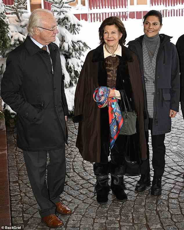 Carl XVI. Gustaf, Königin Silvia von Schweden und Kronprinzessin Victoria treffen zur Jahreskonferenz in Salen ein