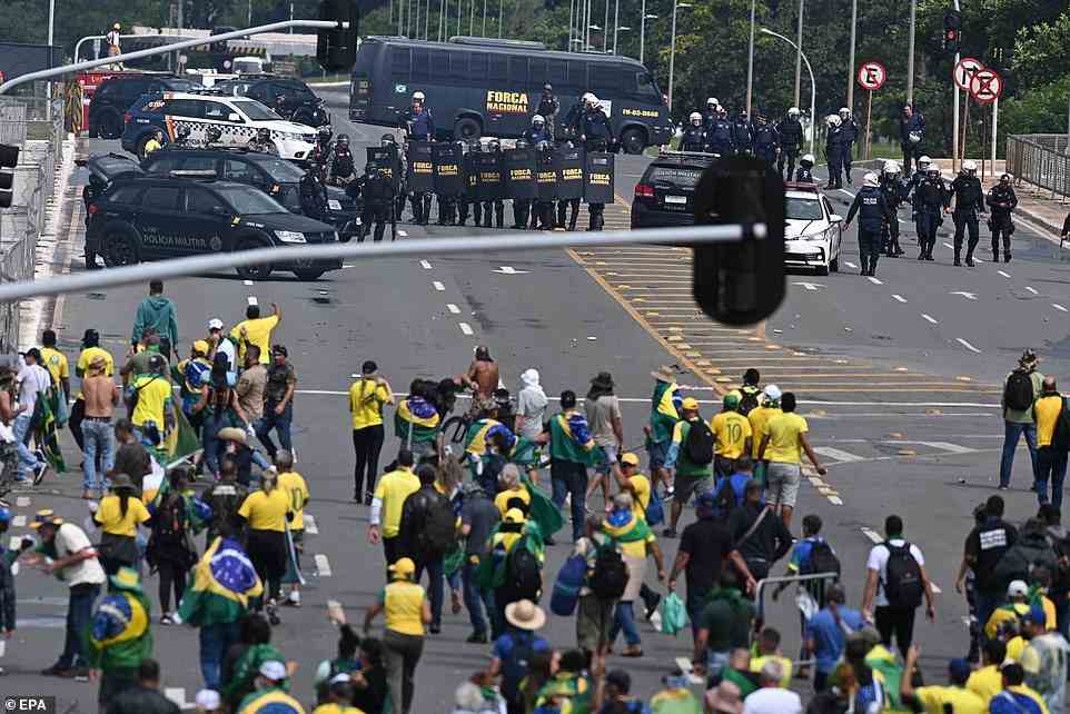 Nach wochenlanger Wut auf den neu eingesetzten Präsidenten da Silva kommt es auf den Straßen vor den Regierungsgebäuden zu Zusammenstößen zwischen Polizei und Demonstranten