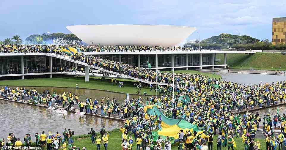 Lula's Workers Party forderte das Büro des obersten Staatsanwalts auf, die öffentlichen Sicherheitskräfte anzuweisen, die Demonstranten einzudämmen