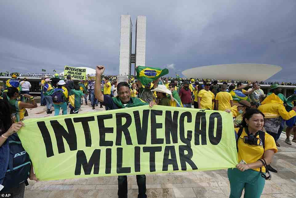 Demonstranten fordern eine militärische Intervention, nachdem sie das Gebäude des Nationalkongresses in Brasilia gestürmt haben