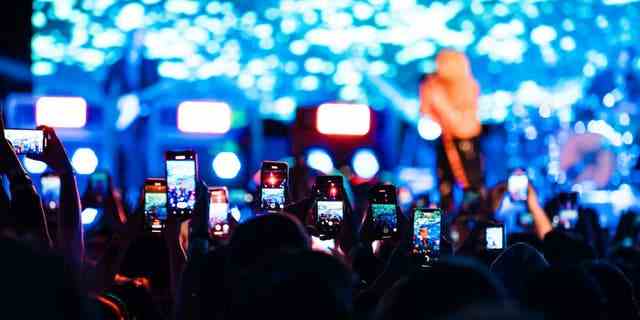 Gesamtansicht des Publikums während des Konzerts von Avril Lavigne mit Smartphones im Espaco Unimed am 7. September 2022 in Sao Paulo, Brasilien.
