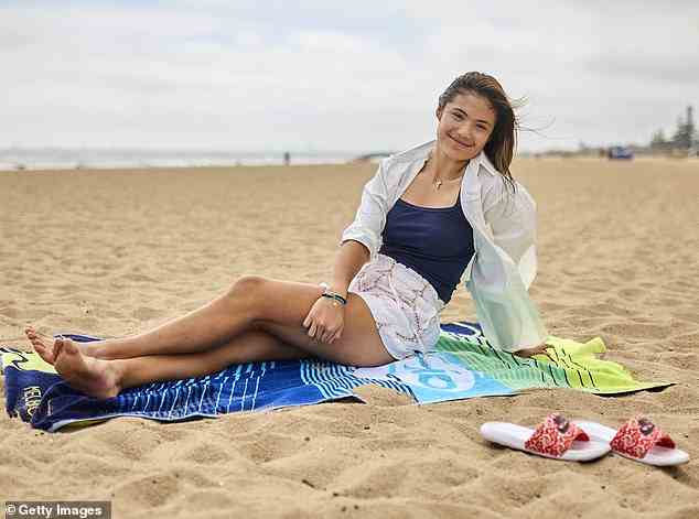 Ihren entspannten Look komplettierte die Sportlerin mit weiß gemusterten Shorts und pinken Nike-Slidern, die neben ihr im Sand lagen