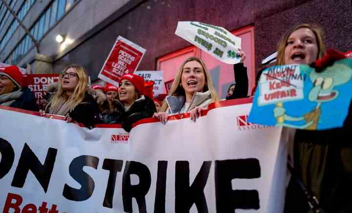 Krankenschwestern veranstalten am 9. Januar 2023 einen Streik vor dem Mt. Sinai Hospital im New Yorker Stadtteil Manhattan, nachdem die Verhandlungen Stunden zuvor gescheitert waren. 