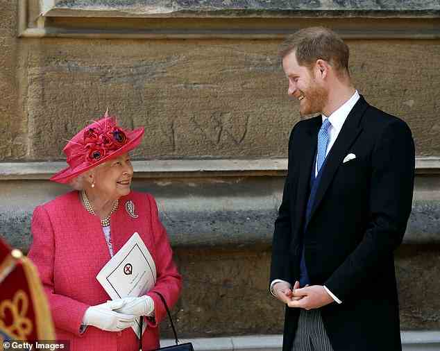 Königin Elizabeth spricht mit Prinz Harry, Herzog von Sussex, als sie nach der Hochzeit von Lady Gabriella Windsor mit Thomas Kingston am 18. Mai 2019 in der St. George's Chapel, Windsor Castle, abreisen