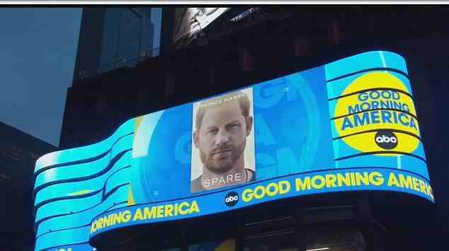 Seine Memoiren und ihr Cover heute Morgen auf dem Times Square in New York