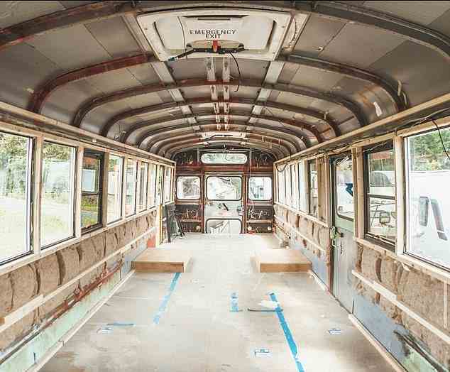 Der Bus, groß genug für 72 Kinder, wurde über einen Zeitraum von sechs Monaten umgebaut