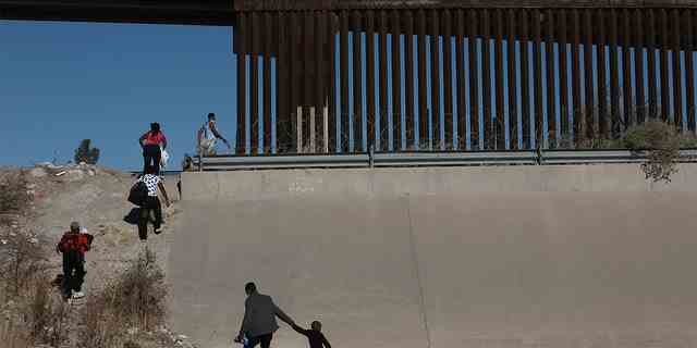 Migranten überqueren illegal den Rio Grande, um sich an der Grenze zwischen Mexikos Ciudad Juarez und El Paso, Texas, den amerikanischen Behörden zu ergeben.