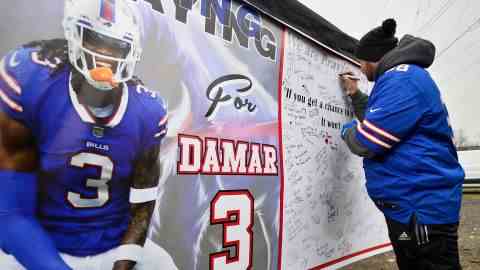 Fans unterschreiben am Sonntag vor dem Highmark Stadium ein Plakat mit Unterstützungsbotschaften für die Sicherheit von Buffalo Bills Damar Hamlin.