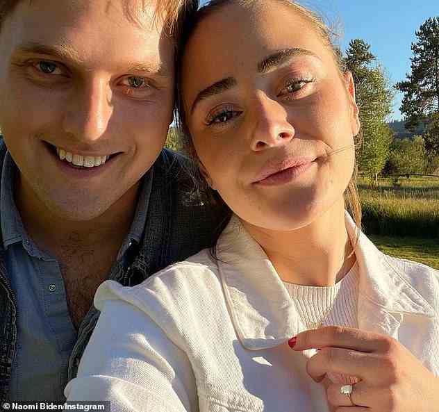 Peter schlug Naomi im September 2021 in der Nähe seines Elternhauses in Jackson Hole mit einem Ring vor, der das Band des Verlobungsrings seiner Großmutter enthält