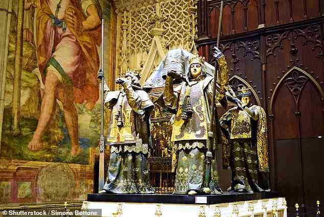 Oben ist das Grab von Christoph Kolumbus in Sevillas imposanter gotischer Kathedrale
