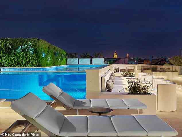 Zu den Hotels, die einen Besuch wert sind, gehört das H10 Casa de la Plata mit Pool auf dem Dach ab 92 £ pro Nacht