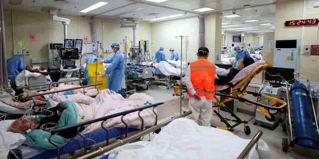 Medizinisches Personal betreut Patienten auf der Intensivstation der Notaufnahme des Pekinger Chaoyang-Krankenhauses inmitten des COVID-19-Ausbruchs.
