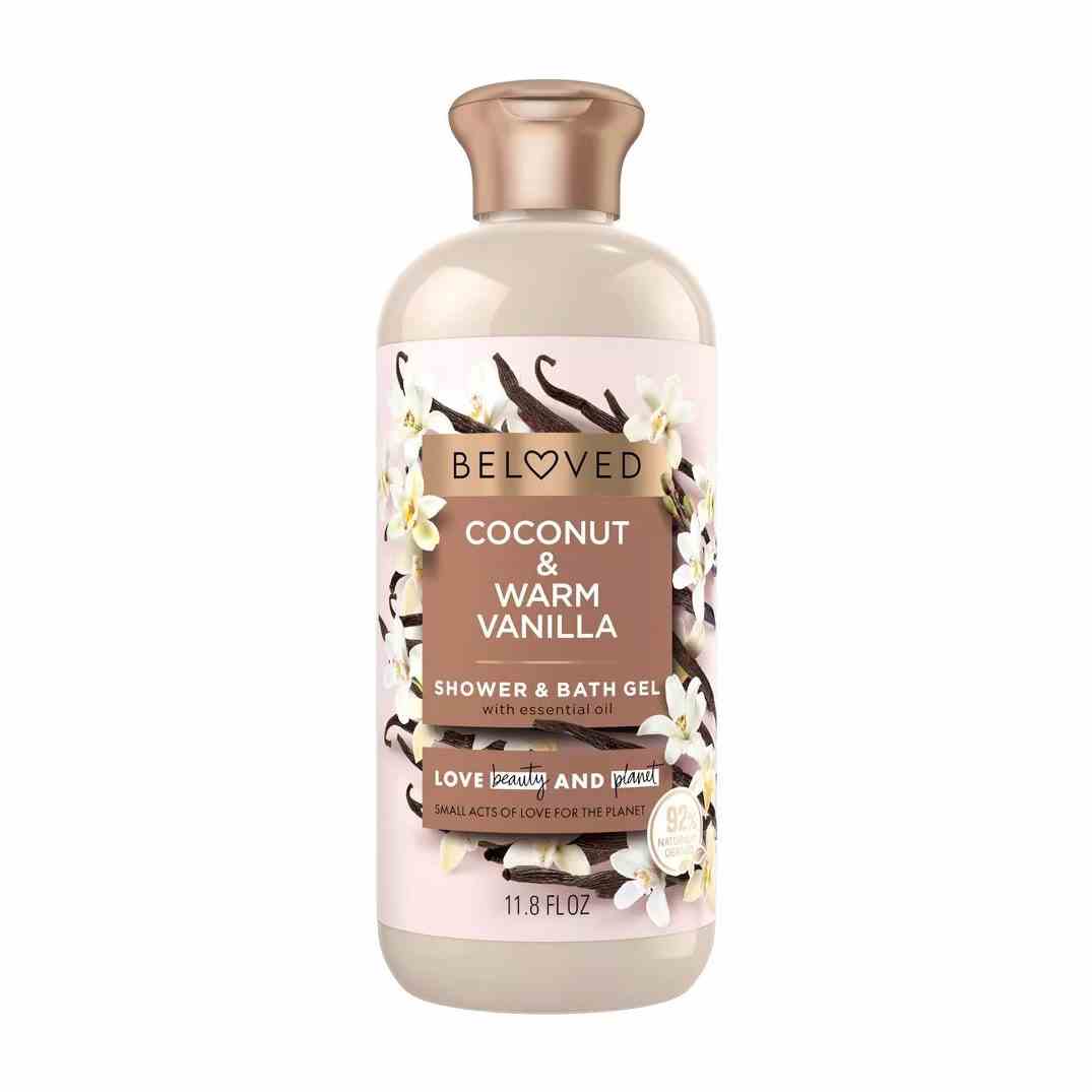 Geliebte Coconut & Warm Vanilla Shower & Bath Gel Flasche mit beiger Körperwäsche mit Vanilleblumendesign und Bronzekappe auf weißem Hintergrund