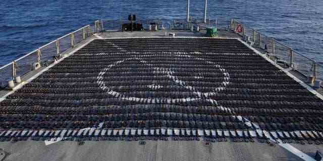 2.000 Sturmgewehre, die von der US Navy bei iranischen Schmugglern beschlagnahmt wurden.