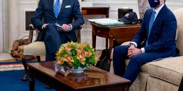 Präsident Biden trifft sich am 4. März 2021 im Weißen Haus mit Verkehrsminister Pete Buttigieg.