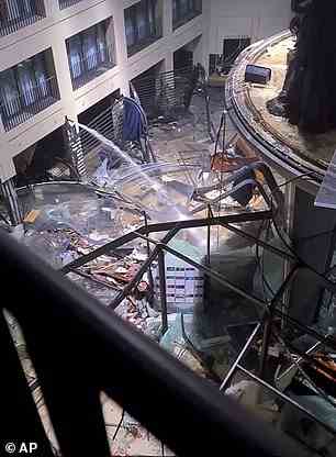 Im Bild: Schäden nach dem Platzen eines riesigen Aquariums am 16. Dezember 2022 im Atrium des Hotels