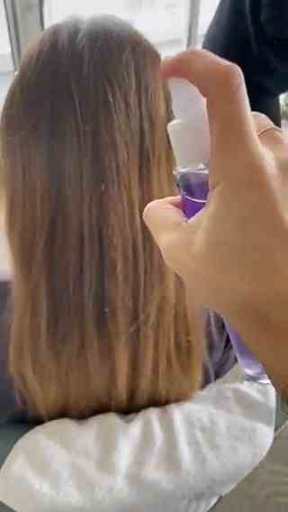 Die schwangere Kaley Cuoco debütiert bei den Golden Globes mit brünetter Haartransformation: Fotos Christine-Symonds-x-Kaley-Cuoco---Clairol-Shimmer-Lights-Thermal-Shine-Spray
