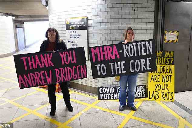 Anti-Impf-Demonstranten zeigen heute ihre Unterstützung für Andrew Bridgen in der U-Bahnstation Westminster in London