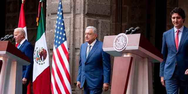 Präsident Joe Biden, der mexikanische Präsident Andres Manuel Lopez Obrador und der kanadische Premierminister Justin Trudeau beim 10. Gipfeltreffen der nordamerikanischen Staats- und Regierungschefs im Nationalpalast in Mexiko-Stadt, Dienstag, 10. Januar 2023. 