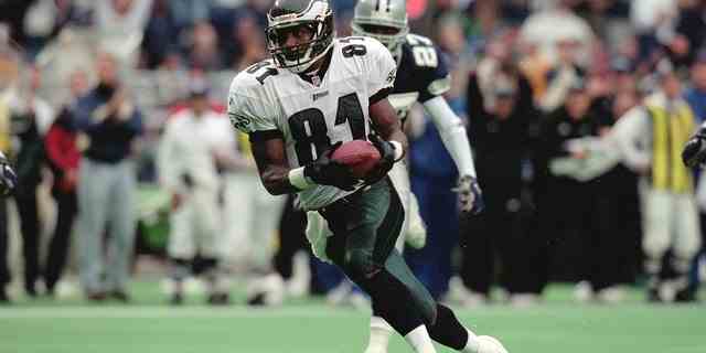 Charles Johnson von den Eagles stürmt am 10. Oktober 1999 im Veterans Stadium in Philadelphia gegen die Dallas Cowboys.